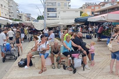 Manavgat semt pazarına turist akını esnafın yüzünü güldürdü