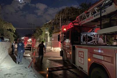 Mangaldan çıkan yangın evin çatısını küle çevirdi