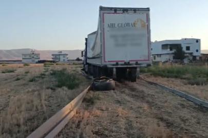Mardin’de kontrolden çıkan tır boş araziye girdi