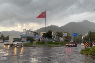 Marmaris’te sağanak yağış başladı