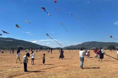 Menteşe’de gökyüzü uçurtmalarla renklendi