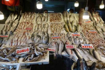 Mersin’de av yasağının kalkmasıyla balık tezgahları şenlendi