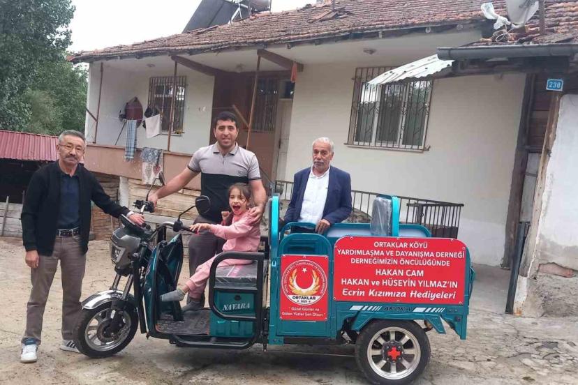 Minik Ecrin’in elektrikli araç sevinci