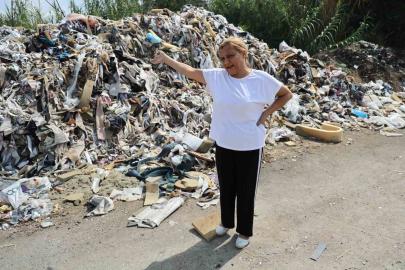 Okul önündeki arazi atık deposuna döndü: Mahalleli kamera taktırdı, yine durmadılar