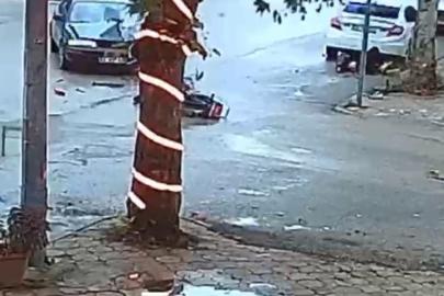 Otomobil ile motosikletin çarpışma anı güvenlik kamerasında