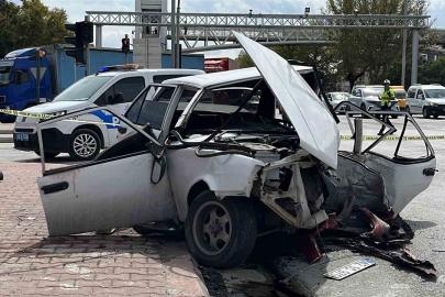 Otomobiller çarpıştı, Tofaş hurdaya döndü: 3’ü ağır 4 yaralı