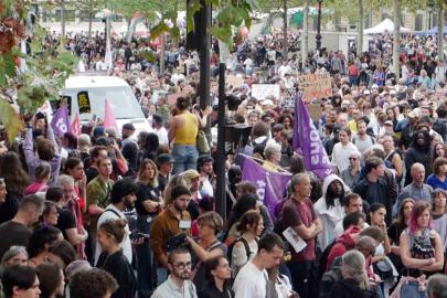 Paris’te binlerce kişi, polis ve jandarmanın silah kullanımına ilişkin yasaya karşı sokaklara döküldü