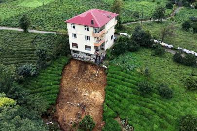 Rize’de korkutan heyelan: "Eşim ’Ev gidiyor’ diye beni kaldırdı"