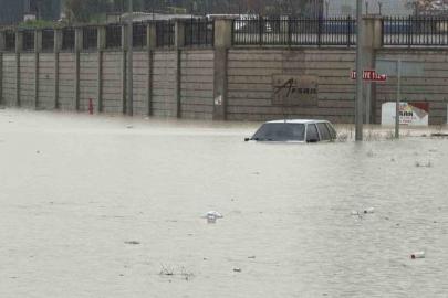 Sakarya’da sağanak hayatı felç etti: Otomobil suya gömüldü, evleri su bastı