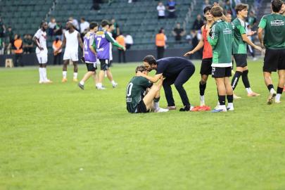 Selçuk İnan, Berkan Kutlu’yu maç sonu alnından öptü