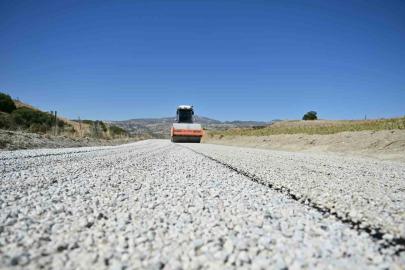 Selendi’de 26 yıl sonra ilk kez asfalt