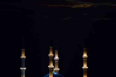 Selimiye Camii, parçalı dolunay manzarasıyla mest etti