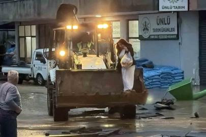 Selin esir aldığı mahallede ulaşım kepçe ve traktörlerle sağlanıyor