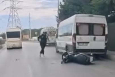 Şerit değiştirirken park halindeki araca ve dolmuşa çarptı: Kaza anı kamerada