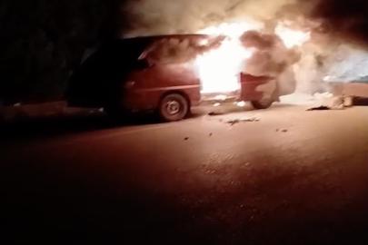 Seyir halindeki minibüs alev alev yandı