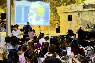 Silopi’de çocuklar için açık hava sineması