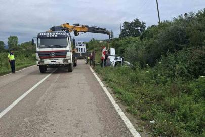Sinop’ta cam yüklü kamyonet yoldan çıktı