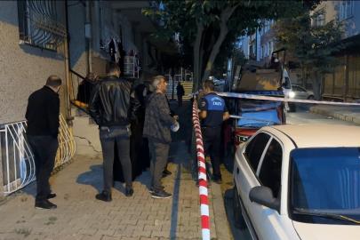 Sultangazi’de duvarlarında çatlaklar oluşan iki apartman tedbiren tahliye edildi