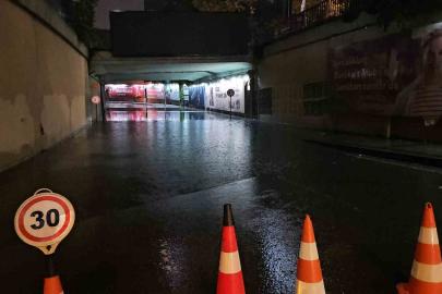 Taksim’de beklenen sağanak bir anda bastırdı: Zincirlikuyu alt geçidini su bastı