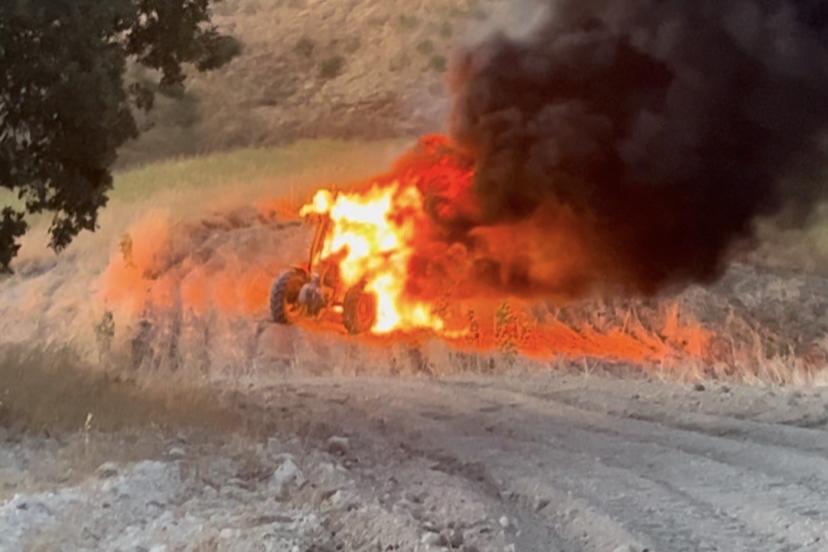 Tarla süren traktör alev alev yandı