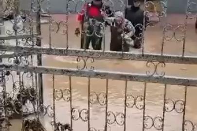 Taşkında mahsur kalanlar böyle kurtarıldı