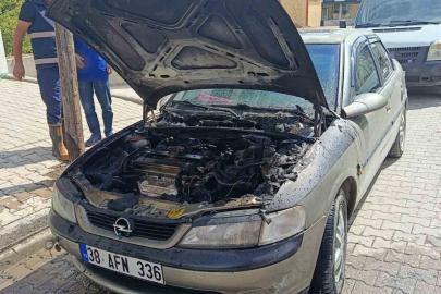 Tatvan’da park halindeki otomobil alev aldı