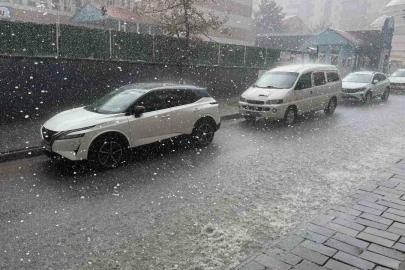 Tatvan’da sağanak ve dolu etkili oldu