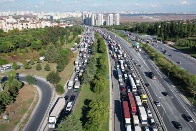 TEM Otoyolu’nda seyir halindeki tır alev alev yandı