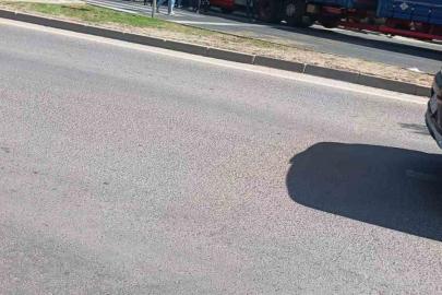 Tırın altında kalan yaşlı kadın ağır yaralandı