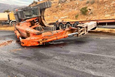 Tırın üzerindeki iş makinesi yola düştü, yol trafiğe kapandı