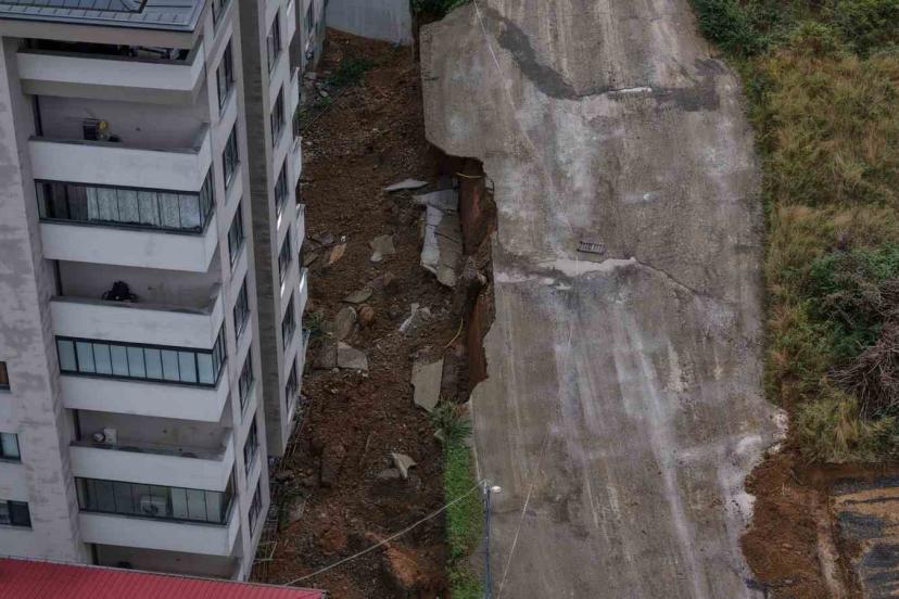 Trabzon’da sağanak hayatı olumsuz etkiledi