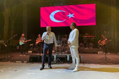 Ünlü popçu Çelik Ayvalık’ı salladı