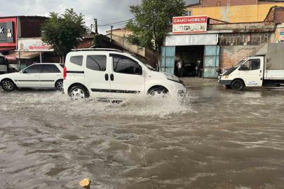 Uşak’ta sağanak yolları göle çevirdi