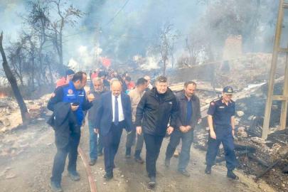 Vali Meftun Dallı’dan 11 evin küle döndüğü yangınla ilgili açıklama: "Kontrol altında, soğutma çalışmaları devam ediyor"