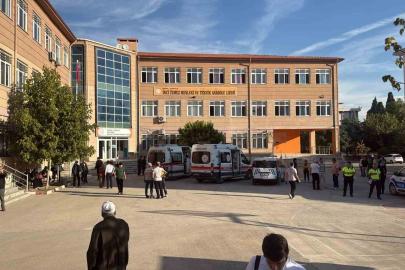 Veliler silah seslerinin yükseldiği okula akın etti