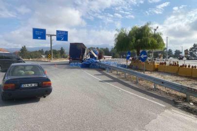 Virajı alamayan su yüklü tır devrildi