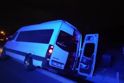 Yağmur suyu tahliye kanalına düşen minibüsteki turist yaralandı