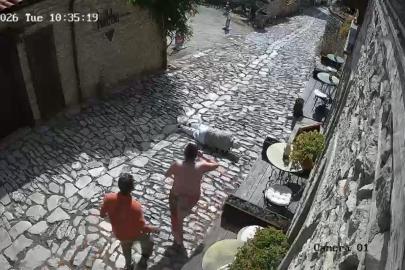 Yaşlı adamın Arnavut kaldırımlı sokakta yaşadığı talihsiz anlar kamerada