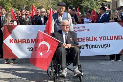 Yürüyüşe tekerlekli sandalyesiyle katılan gazi herkese örnek oldu