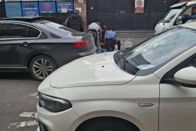 Zeytinburnu’nda okul çevresinde yapılan polis uygulaması sırasında 2 şüpheli gözaltına alındı