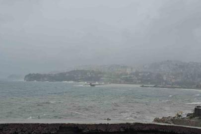 Zonguldak’ta sağanak ve fırtına: Liman sarıya büründü