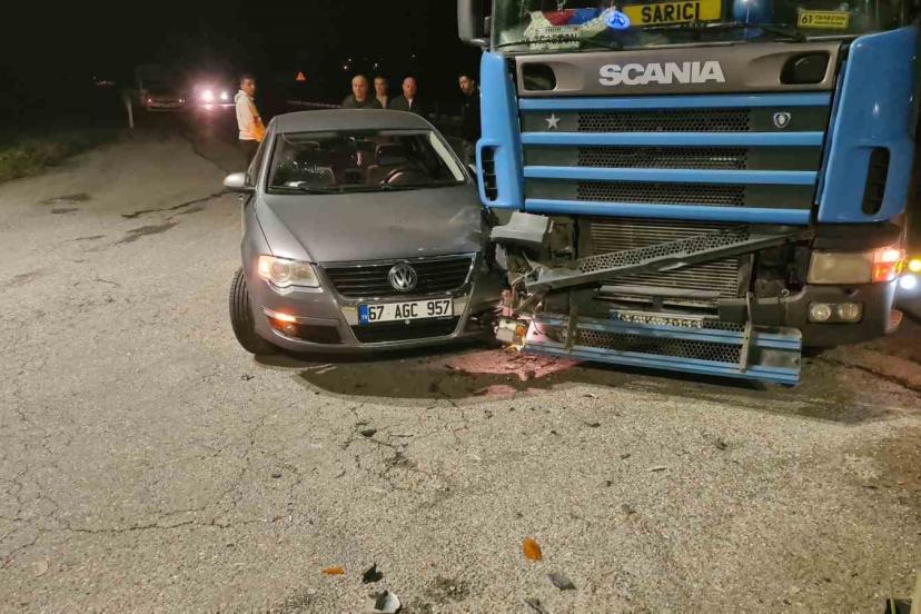 Zonguldak’ta tır ile otomobil çarpıştı