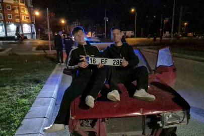 200 bin TL ceza yiyen sürücünün arkadaşları araç önünde plaka ile kameralara poz verdi