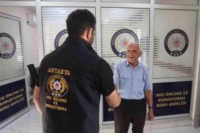 75 yaşındaki adamı seninle evleneceğin diyerek kandıran 30 yaşındaki kadın, altınları alıp baklava bahanesiyle kaçtı