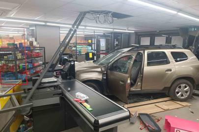 81 yaşındaki sürücü aracı yol kenarına park etmek isterken markete girdi