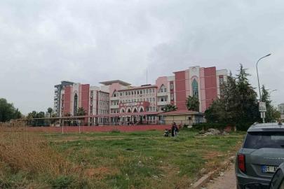 Adana’da okulda dedikodu kavgası: Kız öğrenci arkadaşını ekmek bıçağıyla yaraladı