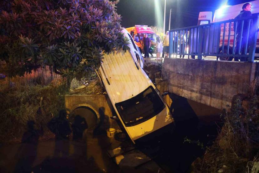 Adana’da şiddetli yağışta kayan otomobil sulama kanalına düştü: 2 yaralı