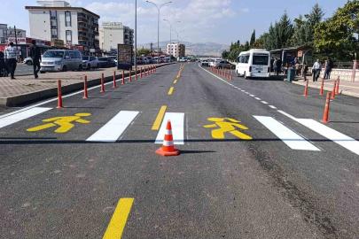 Adıyaman’da asfalt sonrası yol çizgileri trafik güvenliği için yenileniyor