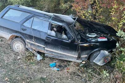 Ağaca çarpan otomobil hurdaya döndü: Sürücüyü ekipler kurtardı