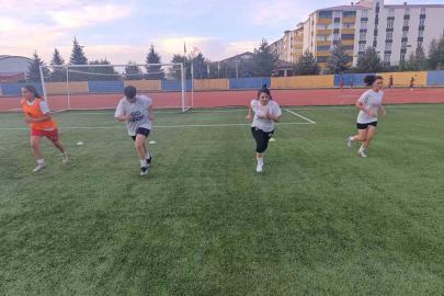 Ağrı Kadın Futbol Takımı, Vali Bozkurt’un desteğiyle 1. Lig hedefliyor